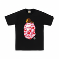 Playera negra BAPE con estampado camo rosa y fondo blanco