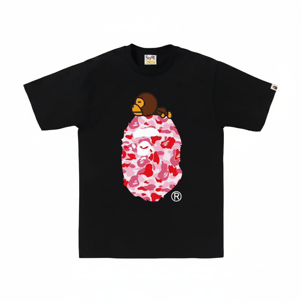 Playera negra BAPE con estampado camo rosa y fondo blanco